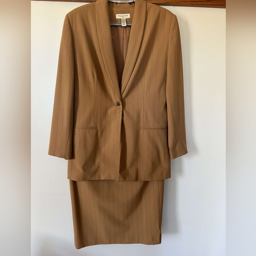 Amanda Smith suits, Skirt suit in brown. Size 6